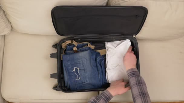 Timelapse vue du dessus de l'emballage des vêtements dans une valise — Video