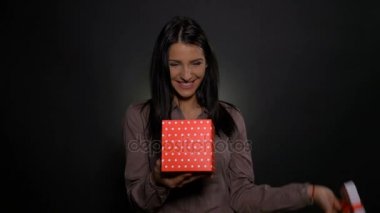 Açılış onun mevcut hoş bir sürpriz bekliyor ve elde bir hoş olmayan bir kadın