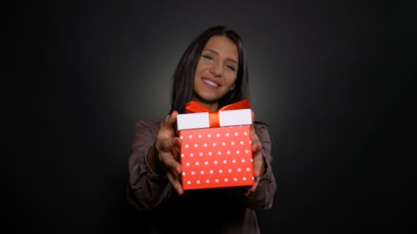 Mulher bonita feliz segurando e mostrando uma caixa de presente de aniversário presente — Vídeo de Stock
