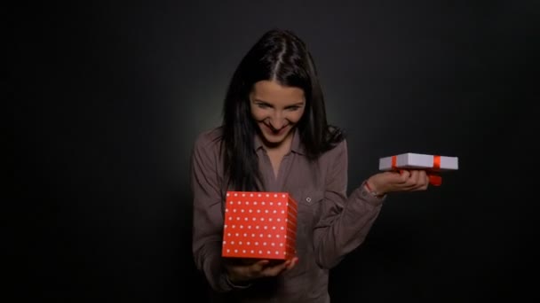 Vrouw indrukwekkend geschenk ontvangen, openen het gelukkig en enthousiast — Stockvideo