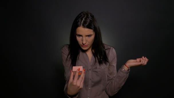 Vrouw krijgt kleine geschenkbox, maar ze weigert na het prijskaartje kijken — Stockvideo