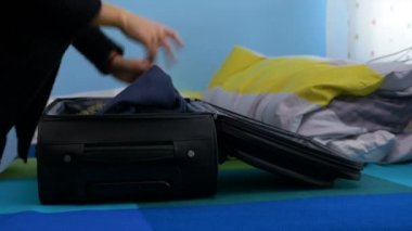Kadın eve çok geç terk Havaalanı için Bagaj hazırlanması ile koşar