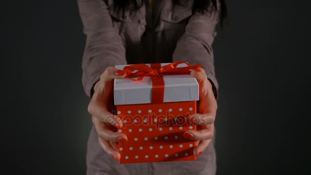 De doos van de gift van tiener vrouw weergegeven: naar de camera — Stockvideo