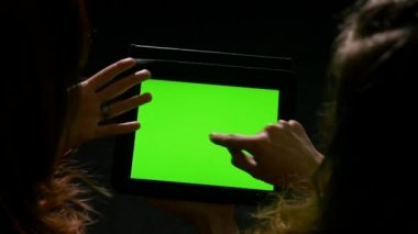 Tablet PC'de çevrimiçi içerik izlerken ve işaret ve konuşan genç kadın