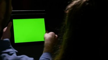 Kişilik tutan grubun tablet pc ve bir tartışmayı