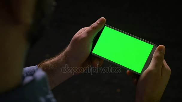 Homme avec téléphone intelligent dans les mains faisant glisser et zoom avant et arrière gestes — Video