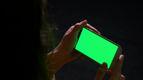 Mujer usando el teléfono inteligente y haciendo deslizar zoom dentro y fuera de los gestos — Vídeo de stock