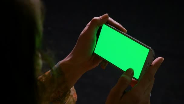Mains d'une femme surfant sur Internet sur un téléphone intelligent à écran vert — Video