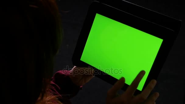 Student bezit van een tablet pc met groen scherm — Stockvideo