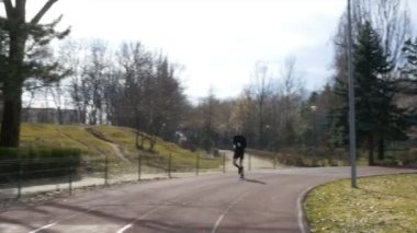Bacaklarını closeup manzaralı sahası yolda parkta koşu adam