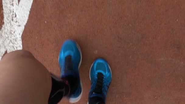 特写镜头的角度来看的人腿慢动作奔跑的正轨课程 — 图库视频影像