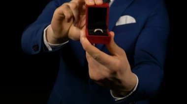 Ring içinde küçük hediye kutusu açılarak iş adamı elleri ile yakın
