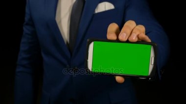 El yeşil ekranlı akıllı telefon tutarak işadamı kapatmak