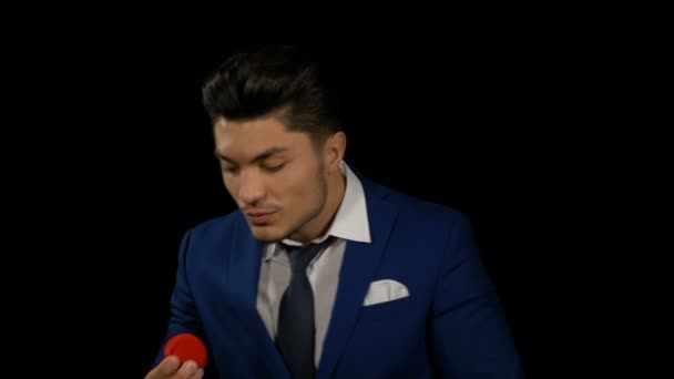Hombre hispano sosteniendo una pequeña caja roja en su mano — Vídeos de Stock