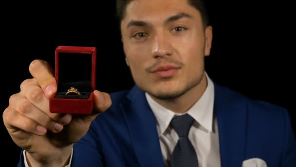 Joven novio guapo con anillo de propuesta en la mano — Vídeos de Stock
