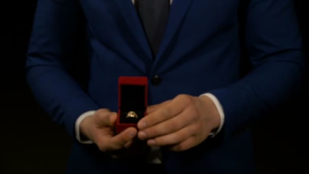 Πρόταση γάμου με δαχτυλίδι αρραβώνων — Αρχείο Βίντεο