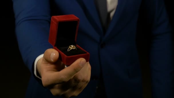 Close up con mano uomo che offre anello di gioielli come un regalo — Video Stock