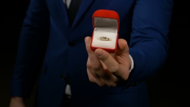 Uomo d'affari proponendo e mostrando scatola anello di fidanzamento — Video Stock