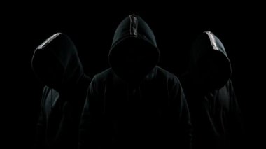 Gizemli kukuletalı adam ayakta karanlıkta