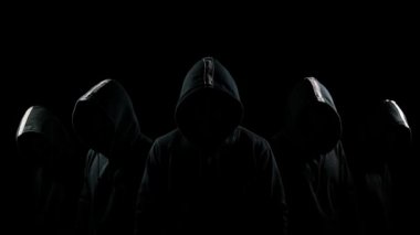 Beş gizemli kapşonlu erkek ayakta karanlık hoodies ve gizli yüzler