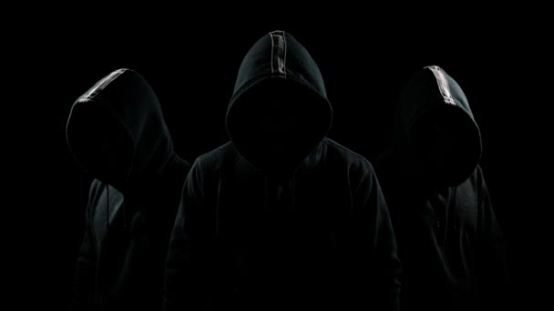 Mystiska maskerade man som stod i mörkret — Stockvideo