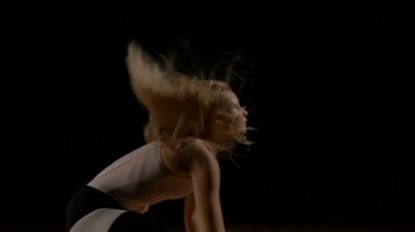 Sarışın seksi dansçı şehvetli dans hareketleri yavaş çekim yapma