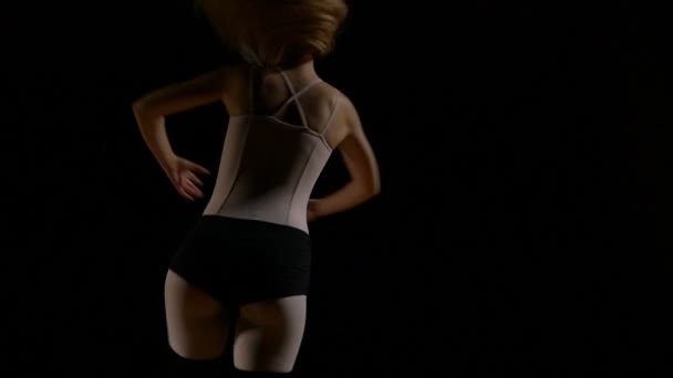 Profesionální baletka točí a taneční s půvabnou tanečník — Stock video