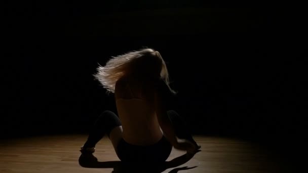 Wonderful sensual movements made by sexy dancer on the floor — Stock Video