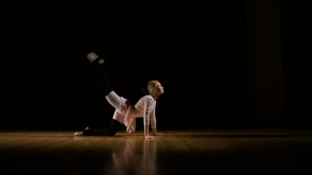 Артист балета растягивается и разогревается перед выступлением — стоковое видео