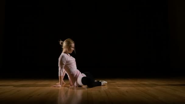 Bailarina ejercitando estiramiento y haciendo calentamiento antes del recital de ballet — Vídeos de Stock