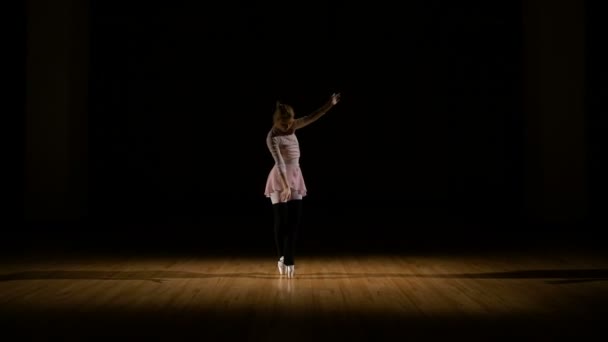 Грациозная танцовщица, практикующая балет в студии — стоковое видео