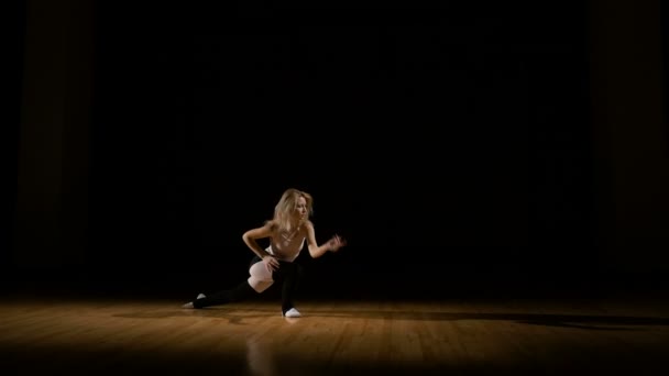 Leidenschaftliche Tänzerin wärmt sich für Tanzshow auf — Stockvideo