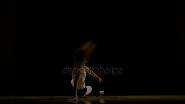 Dziewczyna wykonywania współczesnej sztuki tańca — Wideo stockowe