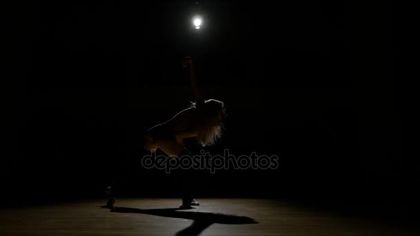 Beautiful sexy silhouette dancer girl rehearsing — Stock Video