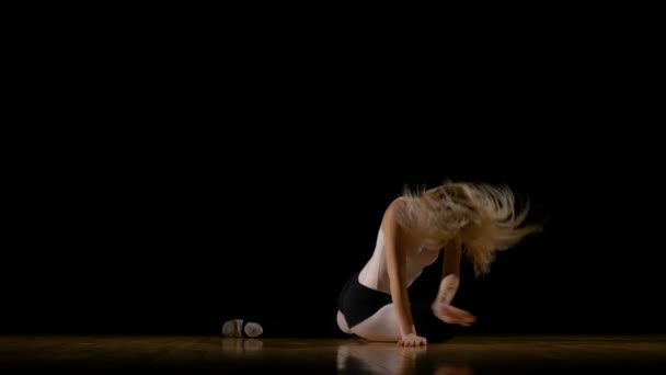 Balerina lány táncol a padlón — Stock videók
