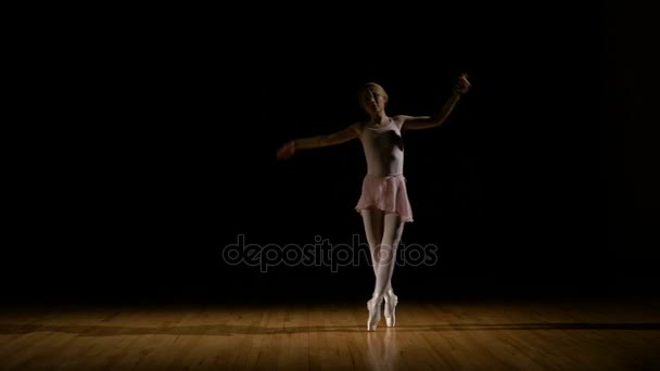 Sinnliche Ballerina-Tänzerin übt im Studio — Stockvideo