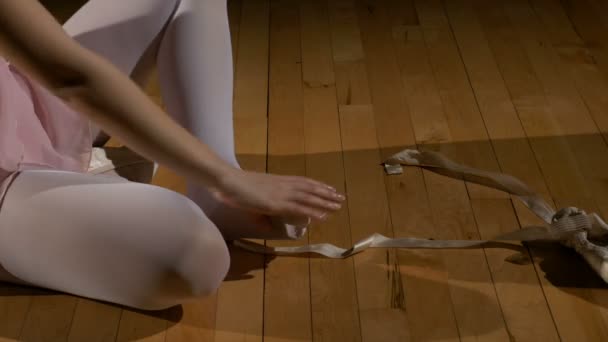 Bailarina se quita los zapatos de ballet y se frota los pies — Vídeos de Stock