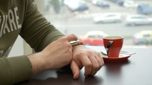 Hombre usando smartwatch en la cafetería de la ciudad — Vídeo de stock