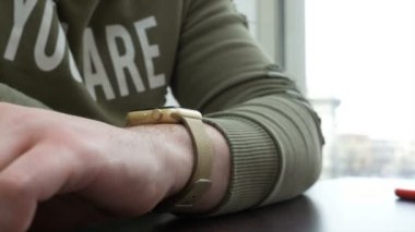 Smartwatch kullanan adam görüş açısı kadar kapatın
