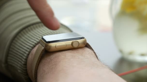 Vista da vicino dell'uomo che fa gesti touch su un dispositivo indossabile smart watch — Video Stock