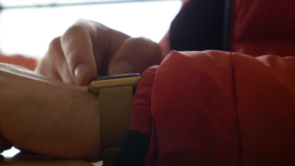 사용 되 고 그의 손목에는 smartwatch 비즈니스 남자 팔의 근접 촬영 보기 — 비디오
