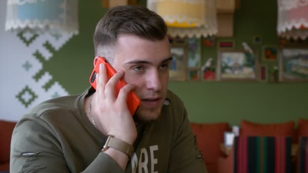 레스토랑에서 전화 대화를 나누는 젊은 남자 — 비디오