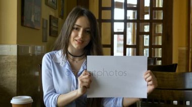 Çekici gülümseyen kız boş kopya uzay beyaz sayfa manzara Restoran kafede odaklı tutar