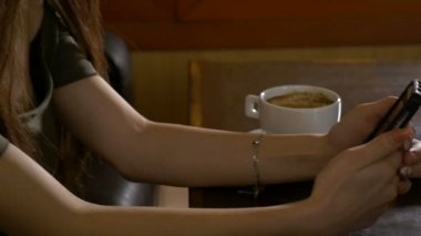 Gülümseyen bardakları ve manifatura bir kafede ile elleri ve profil güzel çekici kadının kadar yakın