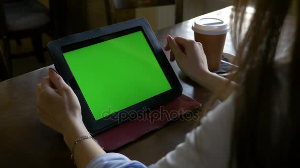 Zakelijke vrouw werken via tablet pc met groen scherm en drinken koffie — Stockvideo