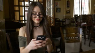 Onun arkadaşı göndermek için onun akıllı telefon ve alma selfie sohbet güzel modern genç kadın