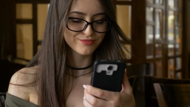 Alegre sorrindo mulher ter seu café e rolagem em seu telefone inteligente — Vídeo de Stock