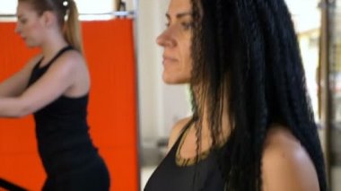 Closeup olan kilo kaybı egzersizleri modern bir spor salonu ekipman yapıyor akıllı izle ince çekici kadın