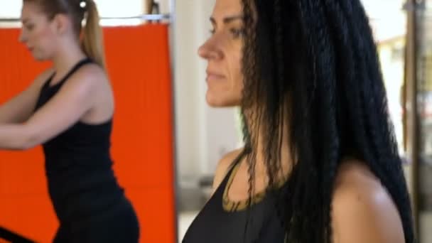 Closeup štíhlá atraktivní žena s inteligentní watch cvíčení váhu ztráta na moderní fitness vybavení — Stock video