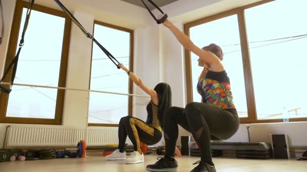 Sportiga kvinnor gör push upp träning på gym med träningsutrustning — Stockvideo